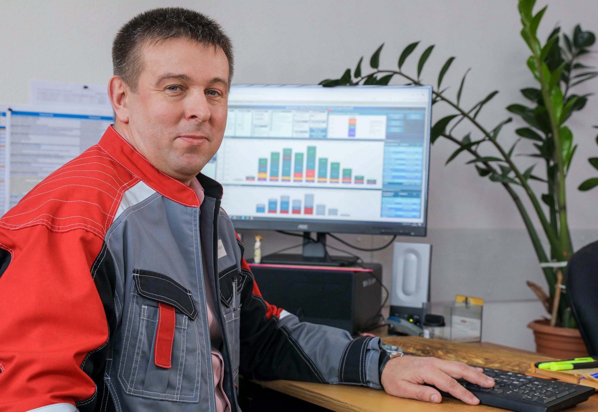 Олег Хорошилов анализирует изменения структуры запасов комбината. Фото: Валерий Воронов / «Медиацентр»