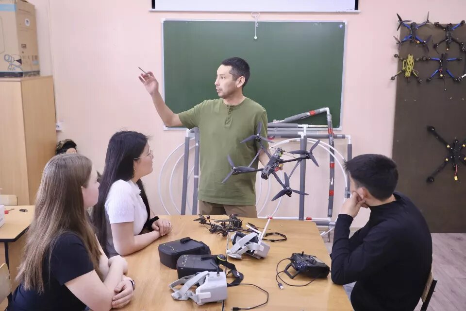    Студенты медколледжа учатся управлять дронами. Источник: t.me/turchak_andrey