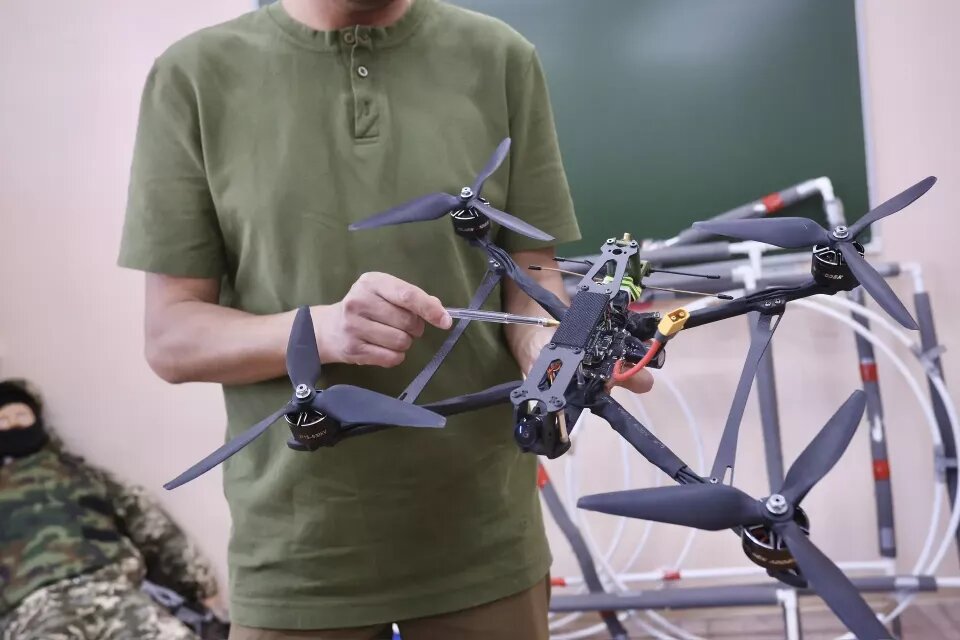    Студенты медколледжа учатся управлять дронами. Источник: t.me/turchak_andrey