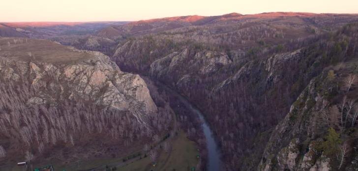    Мурадымовское ущелье. кадр из видео канала FASTCOMET