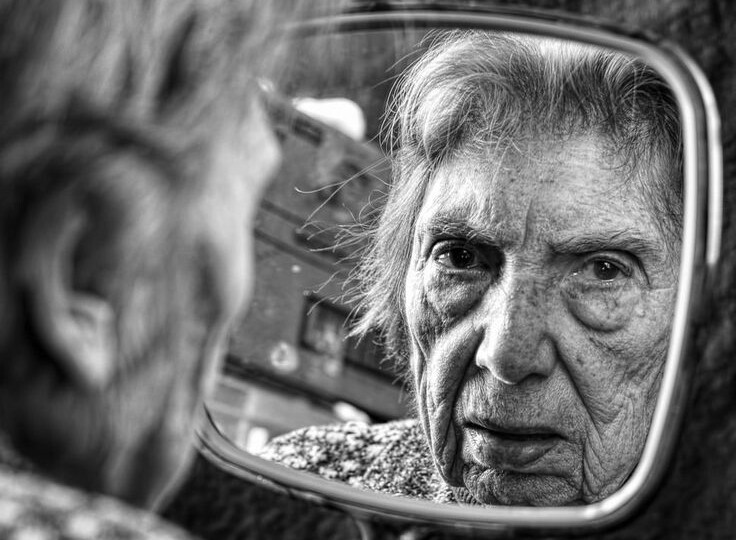 "Должен взять престарелую мать к себе, должен ухаживать!": почему это не работает и делает несчастными всех?