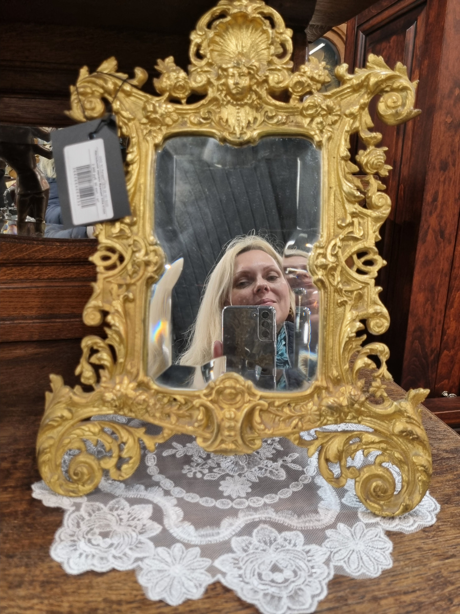 Смотрюсь в зеркало стоимостью около 100 тыс российских рублей. Это я еще не знаю сколько стоит все остальное😄