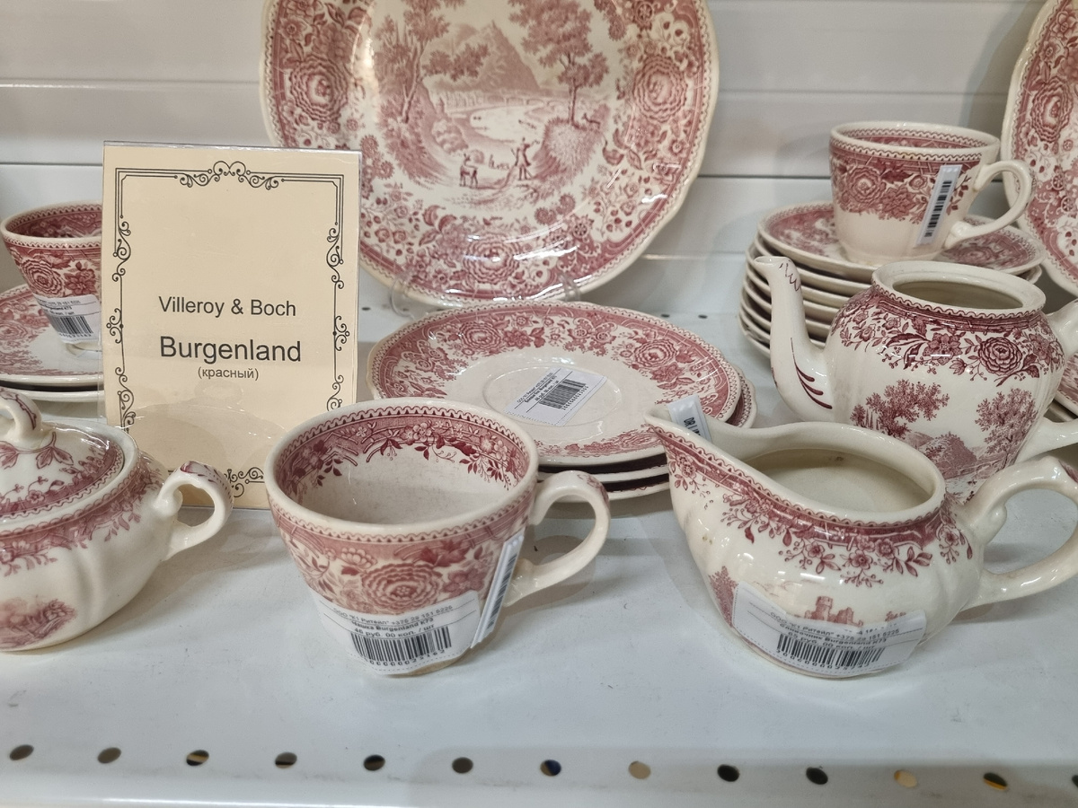 Молочник Виллерой стоит 65 бел.руб или около 1800 российскийх рублей.