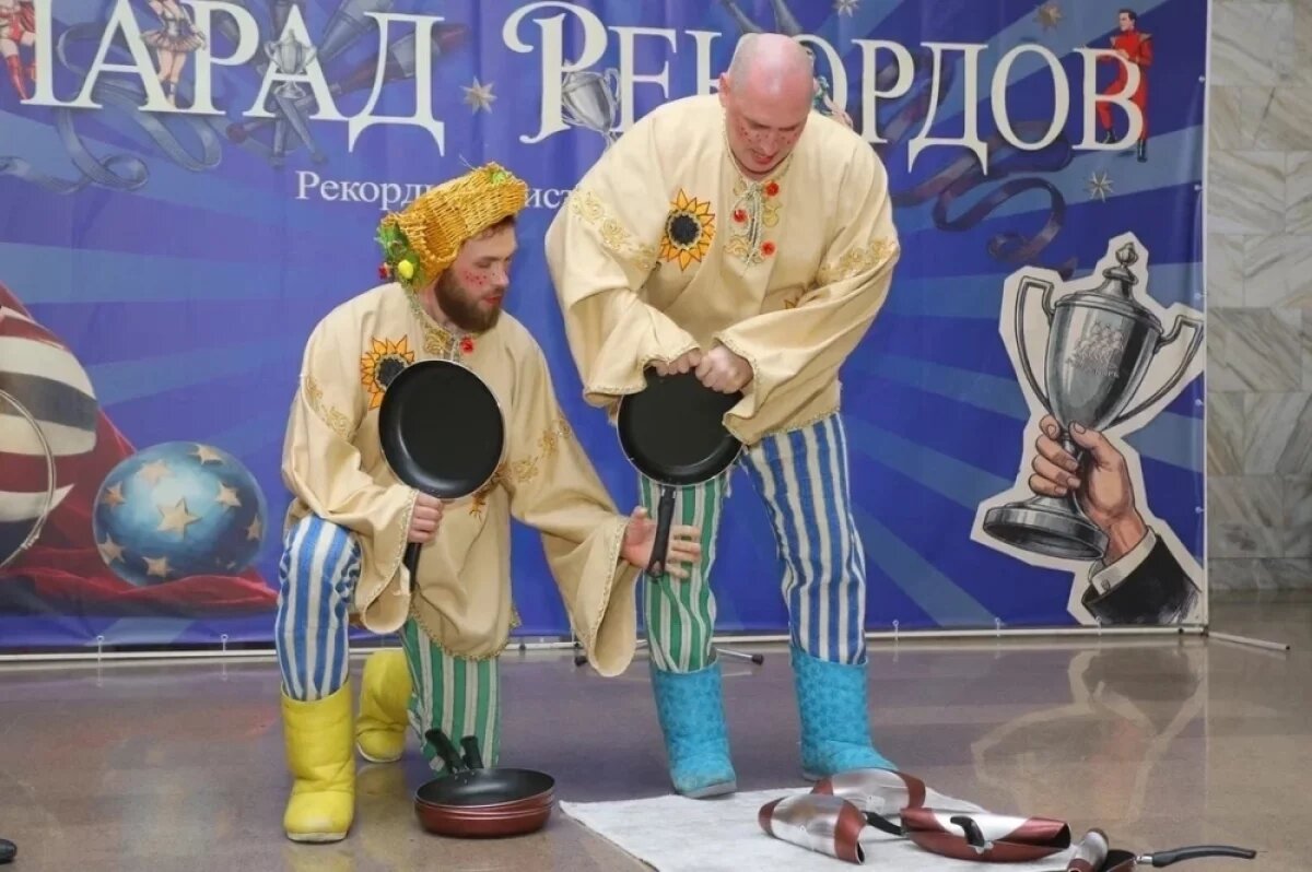    Сергей Соколов (справа) скрутил 10 сковородок всего за 37 секунд.