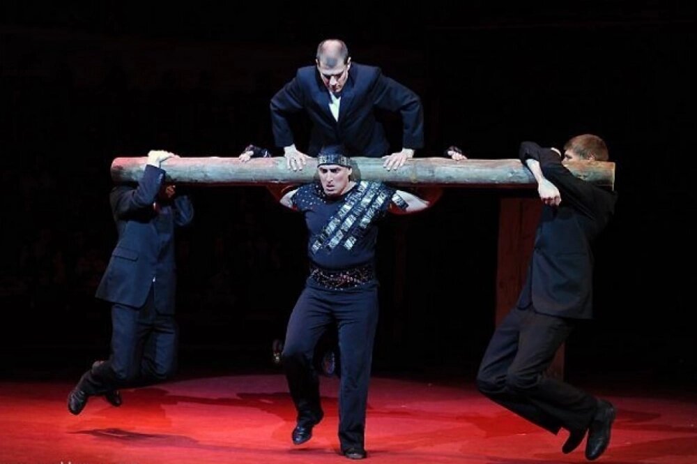    Сергей на манеже почти 40 лет и в его репертуаре много сложнейших трюков. Фото: Из личного архива Сергея Соколова/ Марк Казус