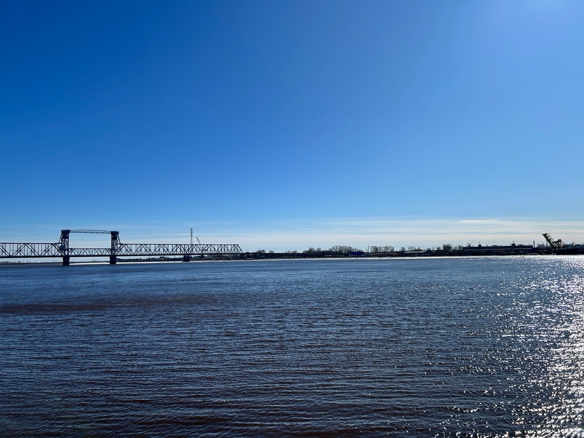 Узенькая полоска ледохода, прибитая сильным ветром к левому берегу. Архангельск, 08 апреля, 12.50 по мск.