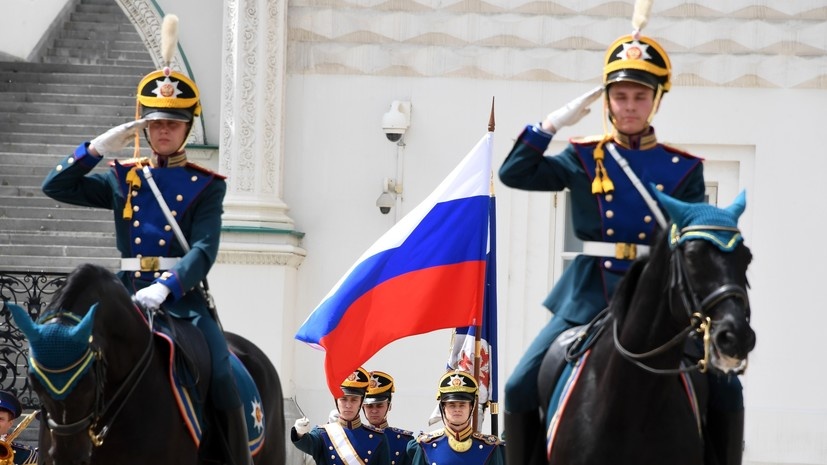     В 1918 году после переезда советского правительства из Петрограда в Москву безопасность Кремля и его руководства обеспечивали латышские стрелки. Вскоре им на смену пришли пулемётные курсы, которые в 1919-м были переименованы в Первые московские пулемётные курсы по подготовке командного состава РККА РИА Новости Илья Питалев