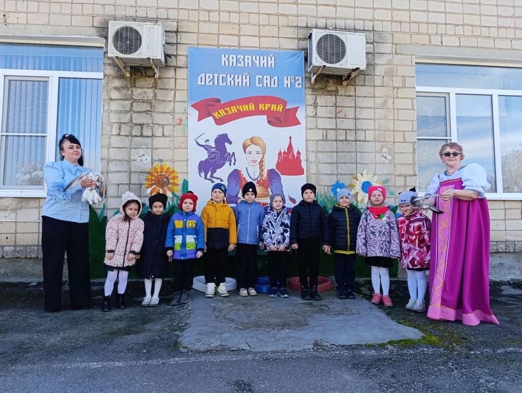    воспитанники старшей группы "Почемучки", воспитатели Елена Валерьевна Осипова и Любовь Петровна Кошевая Редакция газеты "Наш край"