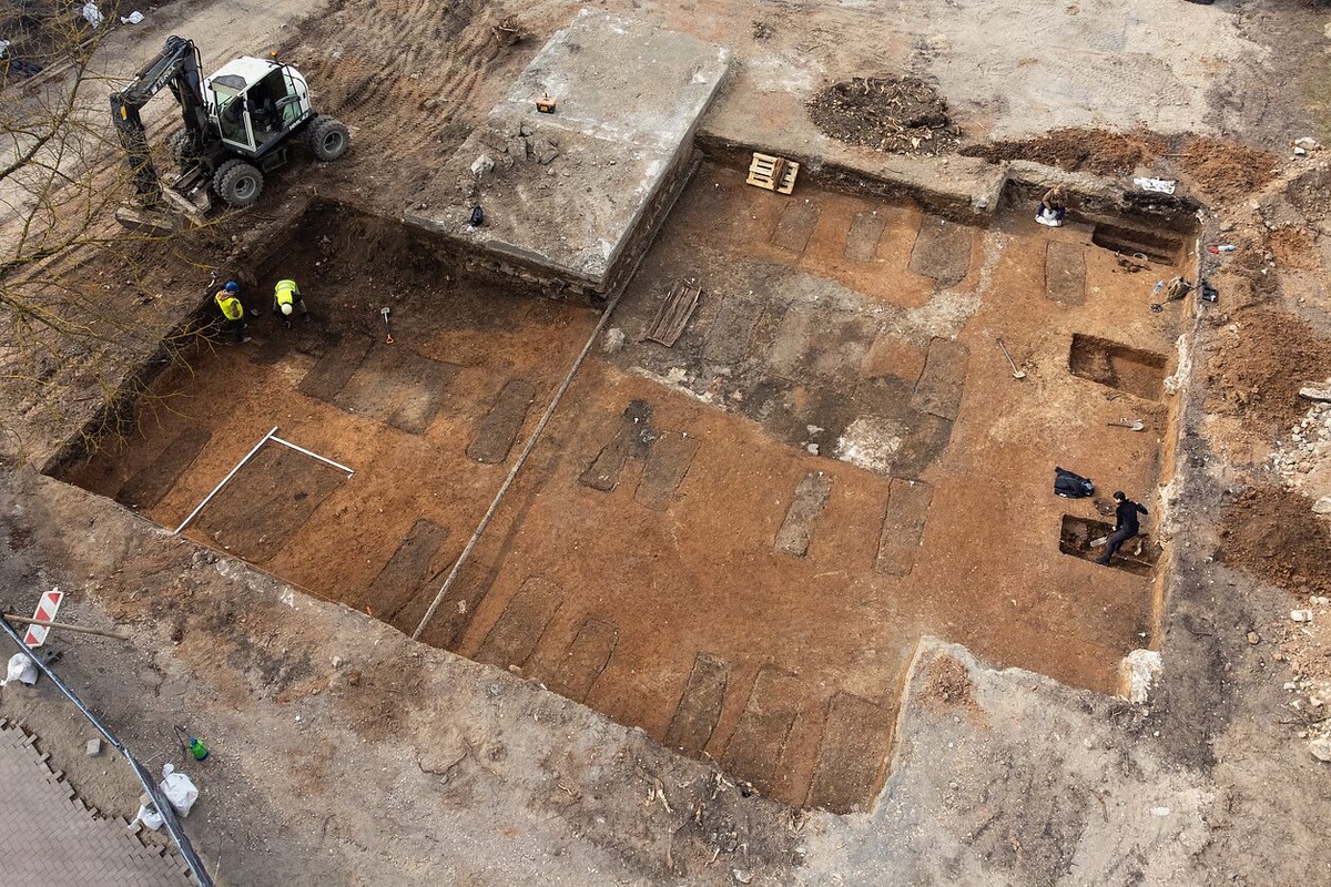    «Борьба с символами тоталитаризма». В литовском Шяуляе выкапывают останки советских воинов