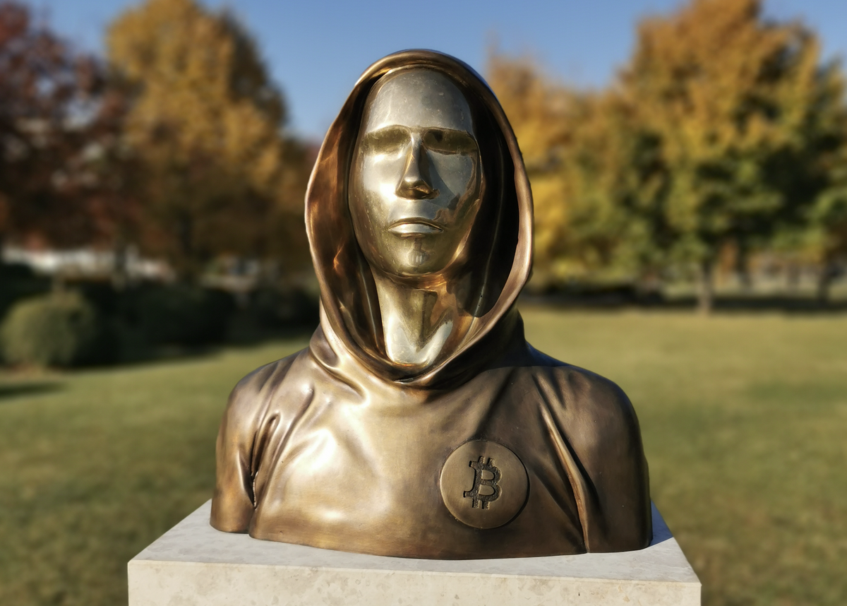    Скульптура Сатоши Накамото в Будапеште