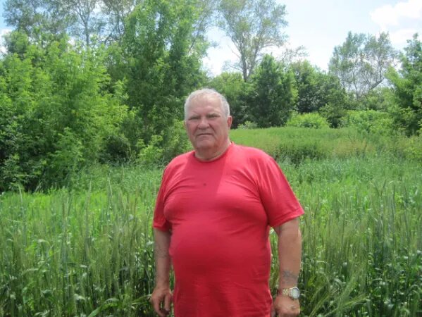 Геннадий Казарин на месте своего дома в Рязановке спустя много лет. Фото из семейного альбома Геннадия Казарина и в свободном доступе в интернете.