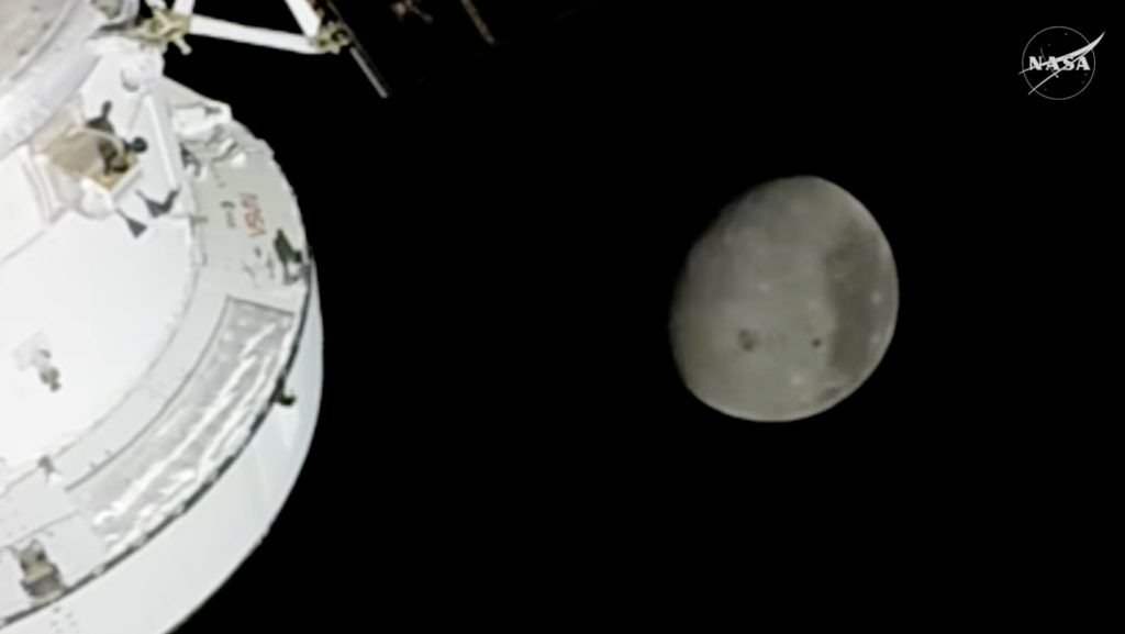 Облет вокруг Луны. Источник: NASA