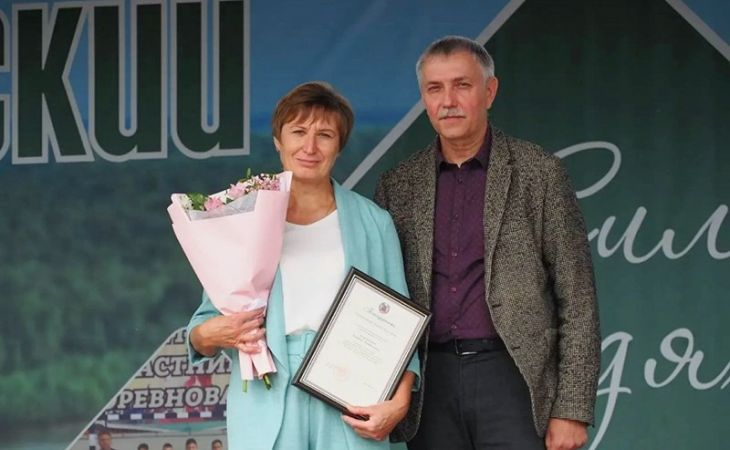 Андрей Некрасов вручает награды жителям Калманского района. Фото: altairegion22.ru