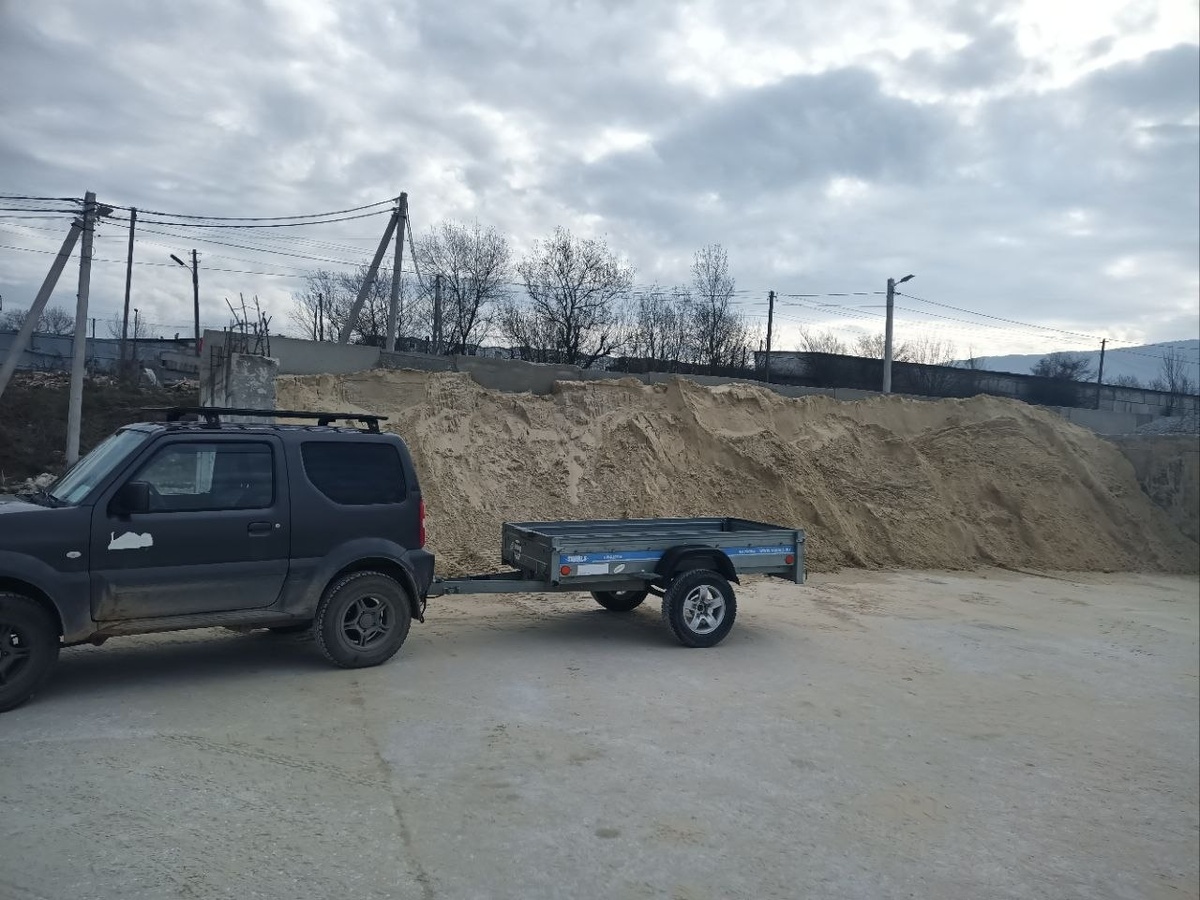 Сейчас мне в прицеп плюхнут 1.8т. песка