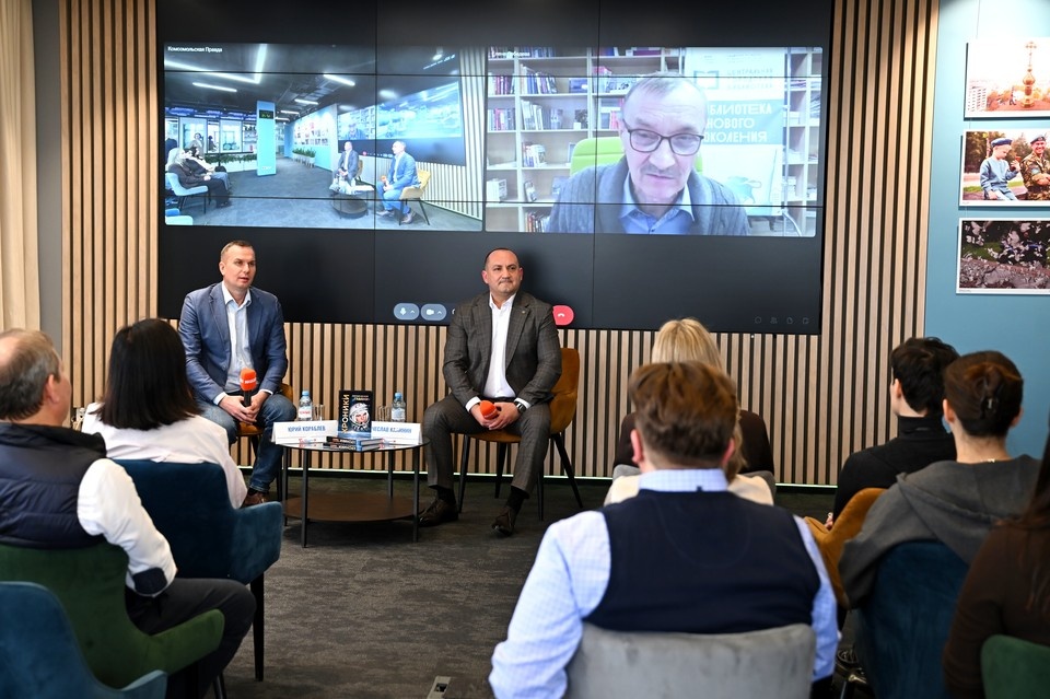 Известный российский писатель и публицист Александр Бурмистров (на экране)
Фото: Иван МАКЕЕВ