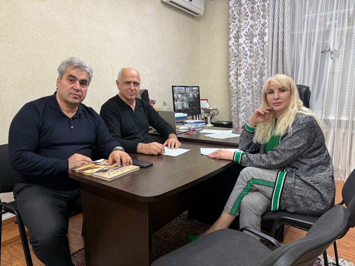 Я в Дагестане, в городе Махачкале с народными артистами Дагестана, моими ближайшими друзьями Курбаном Кулизановым и Зульфиёй Ильясовой. 25 ноября 2025 года