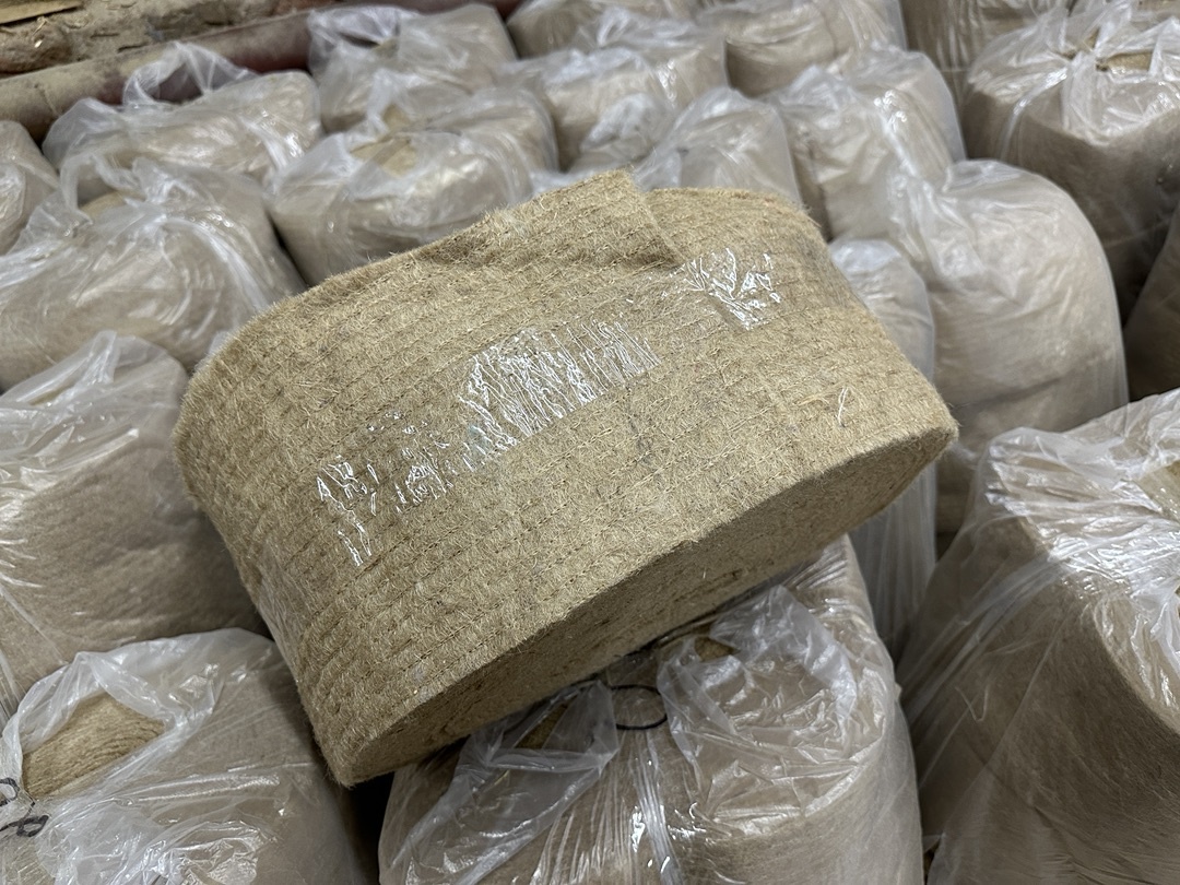 Когда люди спрашивают, чем утеплить окна, двери в деревянном доме, они обычно думают про тепло.

Но проблема не только в тепле.

В деревянном доме всё двигается.
Брус, бревно  садится.
Проёмы меняют размеры.
И любой неправильный материал начинает давать щели.

Мы это видим постоянно.

Окна стоят.
А из под них дует.

Или сбоку двери начинает дуть.

И почти всегда причина одна — утеплитель, между обсадой и стеной дома

Мы часто видим как стыки забиты льном или люди используют монтажную пену.

Сначала всё хорошо.
Но проходит время.

Дом даёт усадку.
Пена не выдерживает.
Рвётся.

Появляются щели.

Дальше начинается классическая история:
почему дует, почему холодно, почему мокнет.

Поэтому мы используем джут.

Это натуральное волокно, которое давно применяется в деревянном строительстве.

Раньше его использовали в канатах и кораблях.
Потому что он не боится влаги и держит форму.

Сейчас это один из лучших утеплителей для сруба