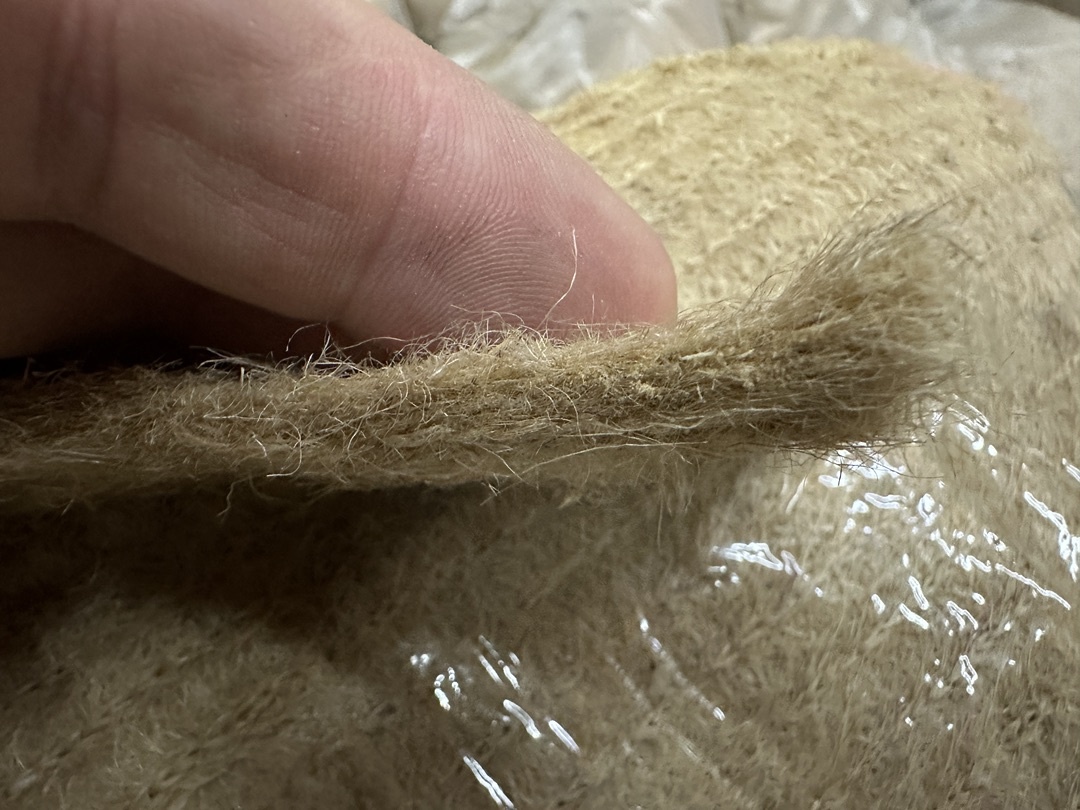 Мы используем прошивной джут толщиной 5 мм.

Он не скатывается.
Лежит ровно.
Заполняет весь проём.

Главное  он работает вместе с домом.

Когда брус садится, джут:
сжимается
расправляется
заполняет пустоты

И при этом не теряет своих свойств.

За счёт этого нет щелей.

Плюс он “дышит”.

Влага не задерживается.
Древесина не гниёт.

И это ключевой момент.

Мы используем его в нескольких местах:

между обсадой и стеной
в усадочном зазоре
между венцами

Особенно важно утеплять усадочный зазор.

Если его оставить пустым,   будет тянуть холод.

Если забить жёстким материалом  он перестанет работать.

Джут даёт мягкое и правильное заполнение.

В итоге:

не дует
не мокнет
не разрушается

И не требует переделок.

Самое важное  -  проблема не в окнах.

А в том, что вокруг них.

Если сделать правильно — всё работает годами.

Если нет, то придётся  после первой зимы очень быстро все переделывать..

А вы чем утепляли проёмы? Напишите — интересно сравнить опыт.