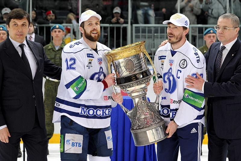    Фото: Юрий Кузьмин, photo.khl.ru. Алексей Кудашов с Кубком Гагарина