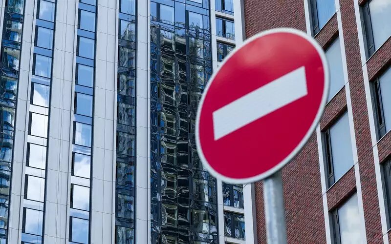 Живете в этом доме? Возите паспорт с пропиской – и спокойно езжайте под знакЮрист назвал случаи, когда знак «кирпич» не будет действовать
📷
