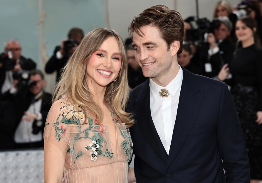 Актер Роберт Паттинсон с женой Сьюки Уотерхаус 