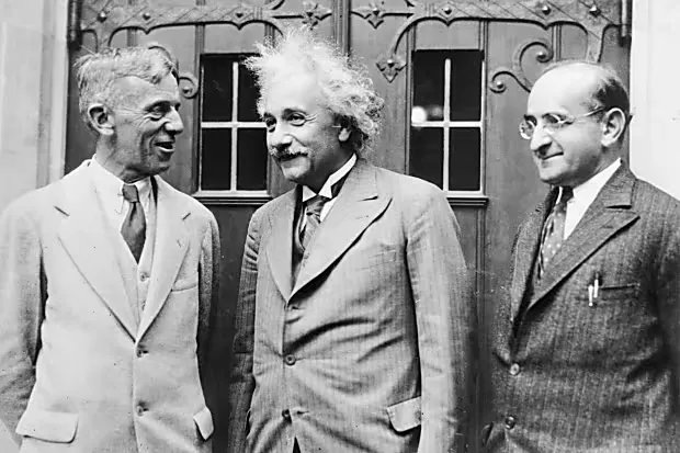 Профессор Альберт Эйнштейн (в центре) со своими коллегами — профессором Айзенхартом (слева) и профессором Майером (оба — сотрудники университета), которые принимали немецкого ученого в его первый день пребывания в Принстоне в 1933 году.