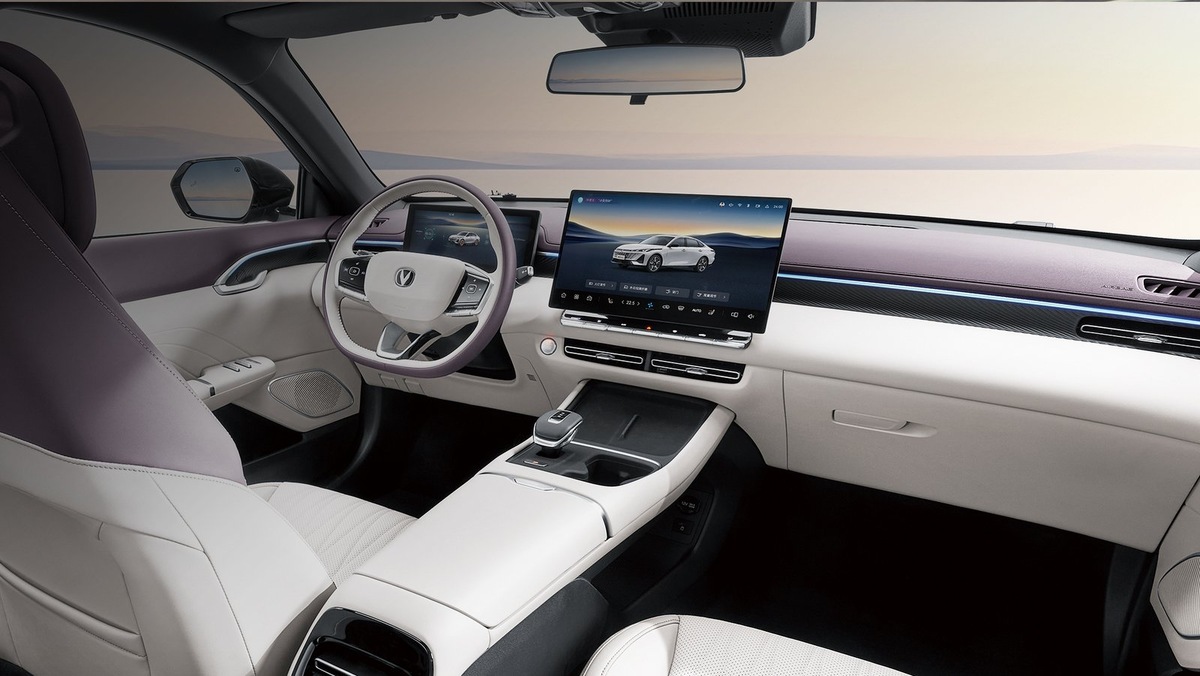    В салоне цифровая приборная панель на 10,25 дюйма, тачскрин на 14,6 дюйма, стереосистема с восемью колонками, 256-цветная подсветка и мультимедиа с поддержкой ИИ