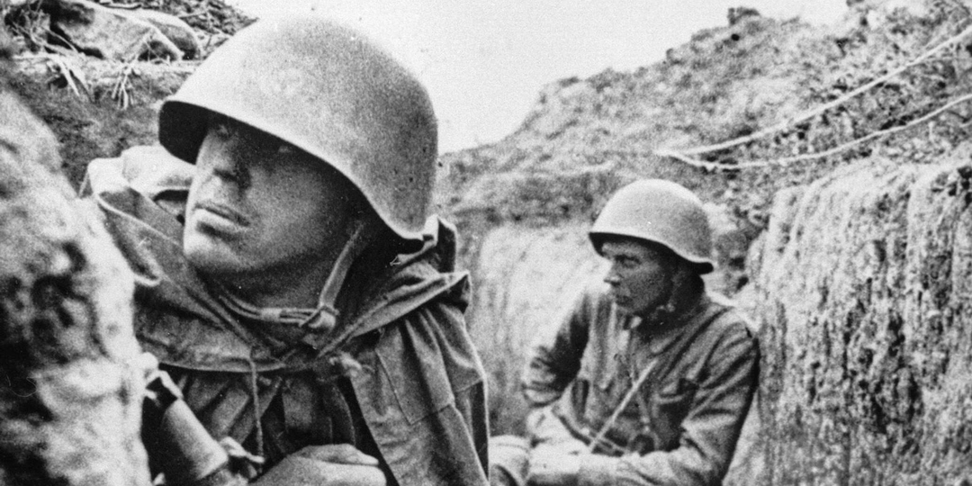 Его Ил-2 сгорел на глазах у всех. Но через неделю «мертвый» пилот внезапно свалится на головы фашистов в их собственном окопе