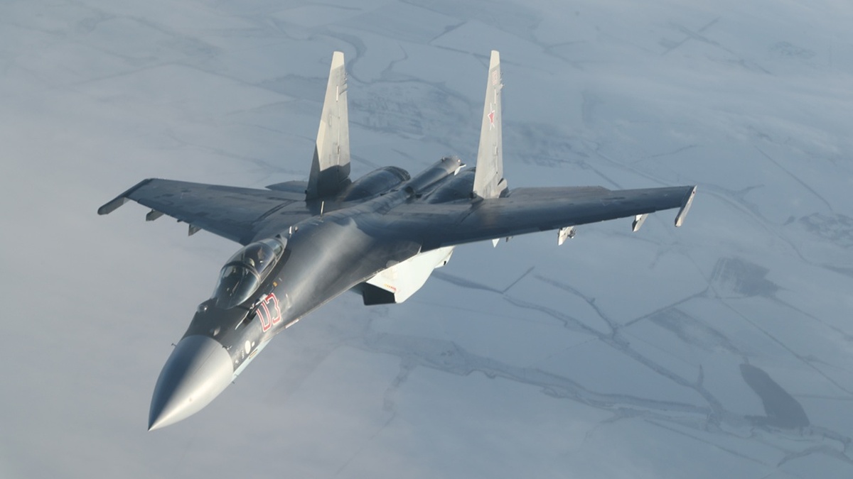 На фотографии: Sukhoi Su-35S Russia. Су-35С – лучший российский истребитель 4++ поколения для ВКС МО РФ. Источник фото: https://ru.wikipedia.org/wiki/Су-35#/media/Файл:Refueling2018-04.jpg