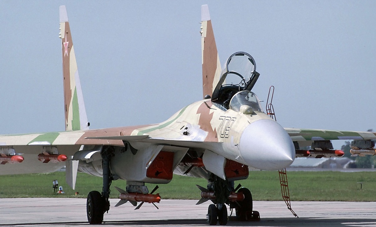 На фотографии: многоцелевой истребитель Су-27М, созданный на базе серийного Су-27. A Su-27M 'Flanker-E' at Berlin Schönefeld for ILA 1994. Источник фото: https://ru.wikipedia.org/wiki/Су-27М?ysclid=mnzytvc2qd296402103#/media/Файл:Su-27M_(20608858986).jpg
