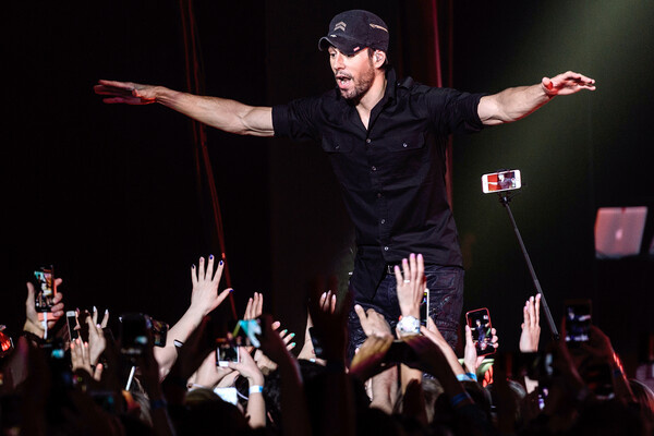 Певец Энрике Иглесиас во время концерта в «Крокус Сити Холл» в Москве, 2018 год / Евгения Новоженина/РИА Новости   📷