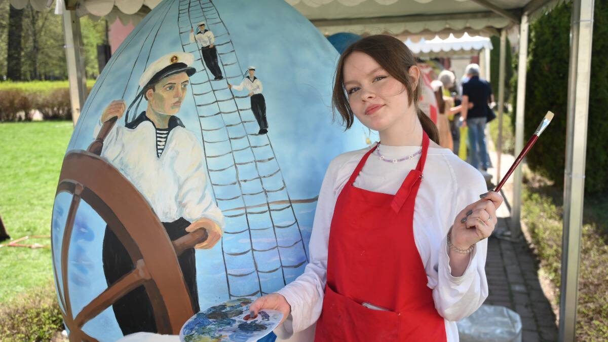    Участница конкурса по росписи яиц в рамках фестиваля «Пасхальный дар» в Свиблове Варвара Кирилкина / Фото: Пелагия Замятина / Вечерняя Москва