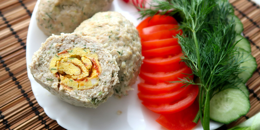 Зразы с яичным рулетом, помидорами и зеленью.