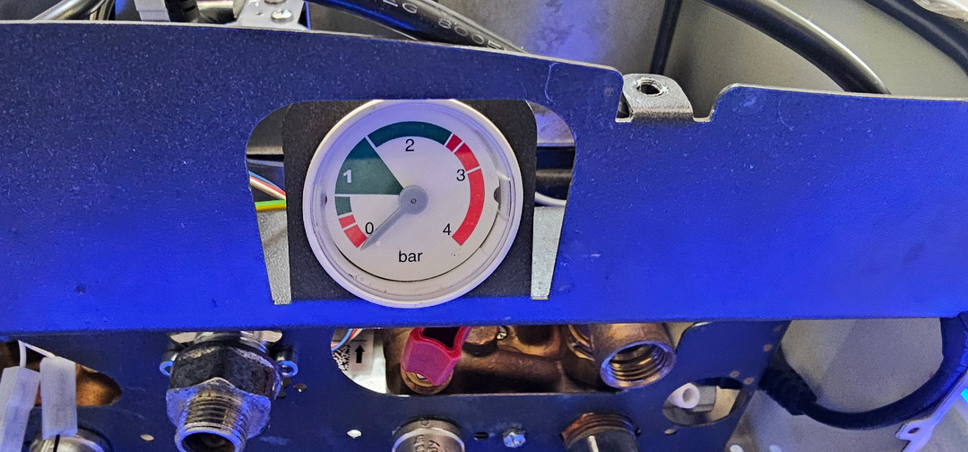 Почему падает давление в отоплении? Разбираемся в причинах!