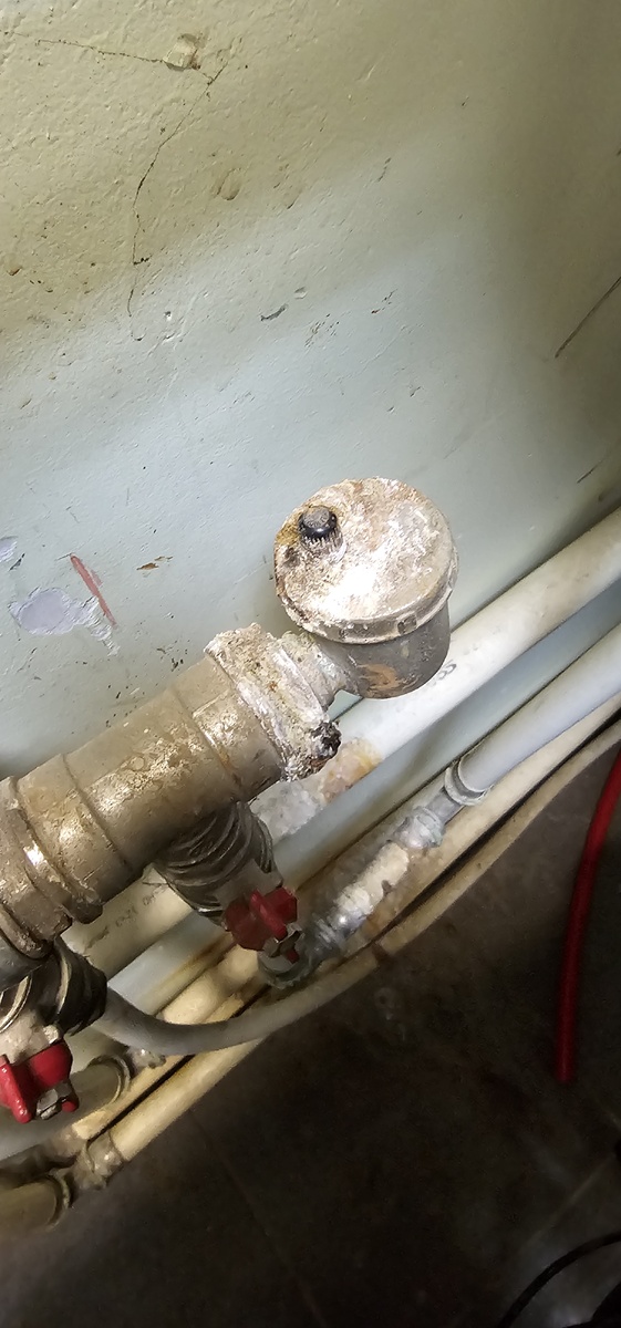 Часто и воздухоотводчик может пропускать теплоноситель...