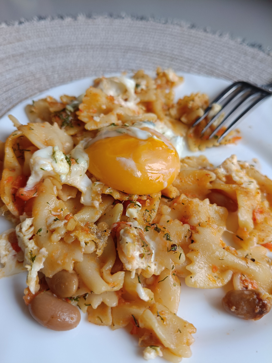 Вилкой тронь, и он растечётся по макаронам)