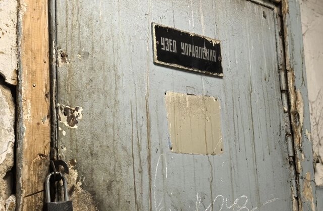    Так выглядят коридоры и двери домов маневренного фонда на улице Жукова. Фото: АиФ/ Анастасия Григорьева