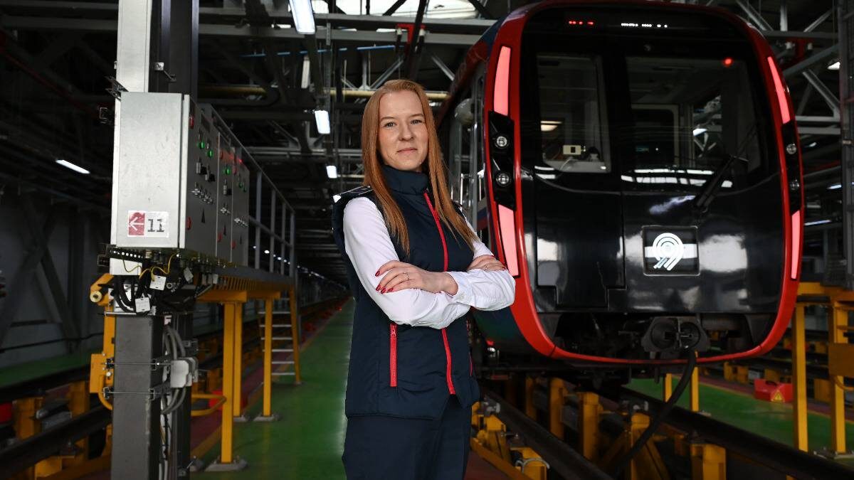    Первая женщина-машинист БКЛ Юлия Худякова возле поезда серии «Москва-2020» в депо «Нижегородское» / Фото: Анатолий Цымбалюк / Вечерняя Москва