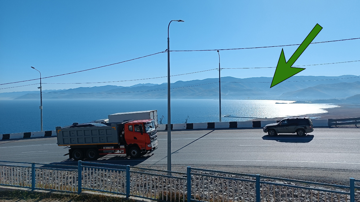 Новый объезд пройдет по этим сопкам - где я стрелку поставил. Сейчас же трасса расположена у самого берега. Фото Константина Куликова