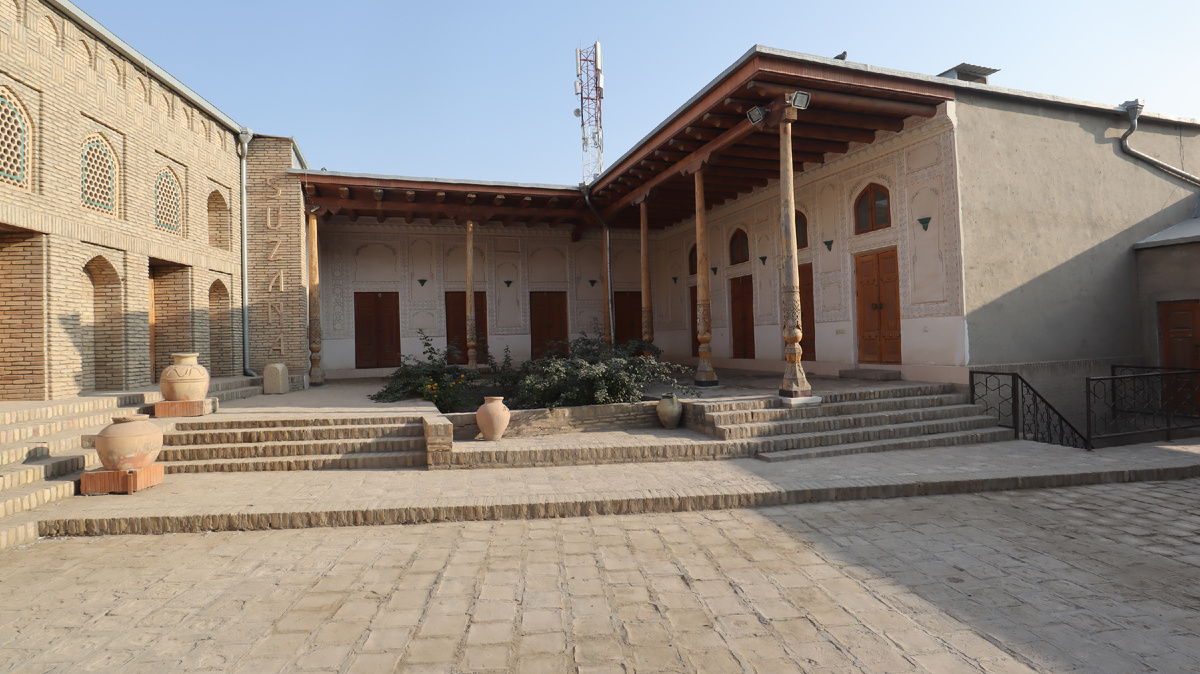 Внешний двор выглядит достаточно просто. Фото автора.