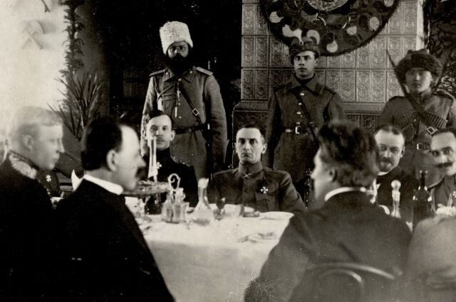 Верховный правитель России Колчак и главнокомандующий Сибирской армии Гайда на банкете с дипломатическими представителями.