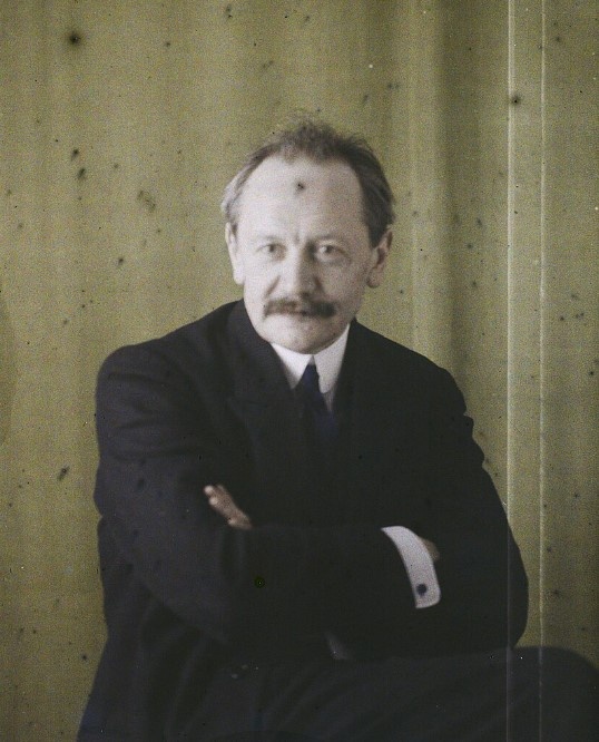 Один из главных распорядителей эмигрантской части золотого запаса — Василий Алексеевич Маклаков. Один из лидеров кадетской партии, бывший адвокат и депутат, посол во Франции. 