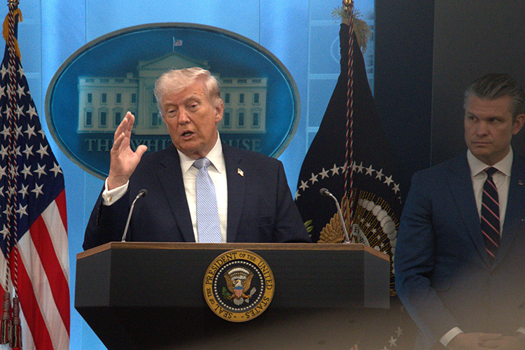    Еще вчера вечером, за несколько часов до истечения срока ультиматума Исламскому Государству (который был продлен), президент США предупредил, что ночью Иран «погибнет».   
Фото: © CNP / AdMedia / www.globallookpress.com