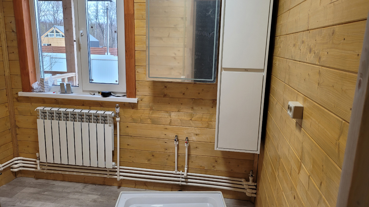 Монтируют ванную комнату.