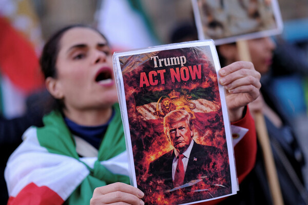 Участница митинга в поддержку вторжения США и Израиля в Иран в Барселоне, 21 февраля 2026 года / Nacho Doce/Reuters   📷