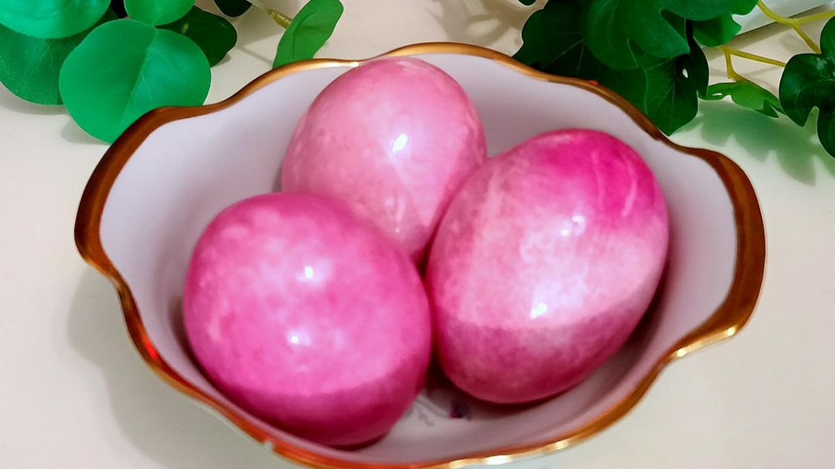 🥚 Красим яйца свёклой на Пасху - мраморные розовые яйца