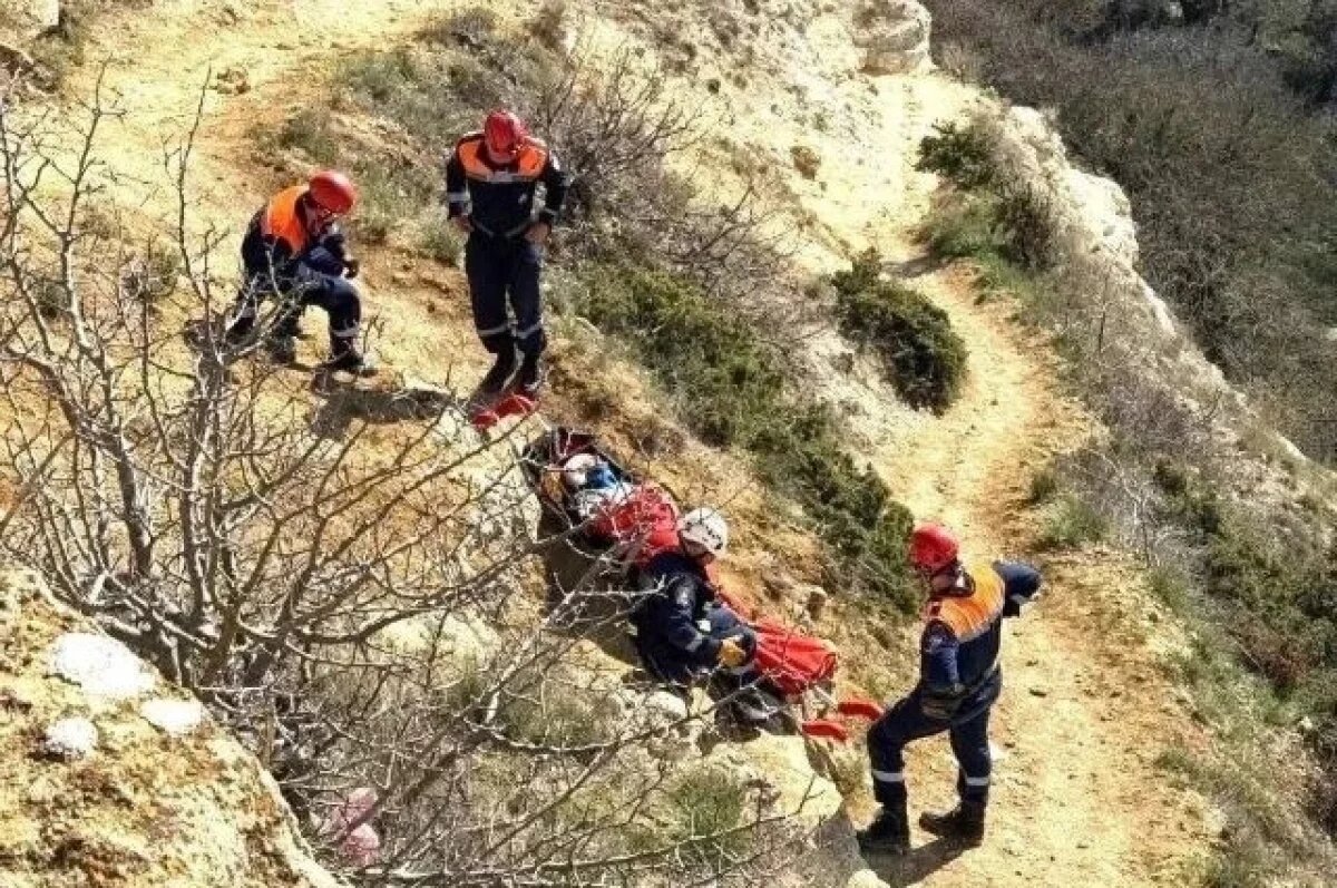    Спасатели подняли туриста, скатившегося с 12-метрового обрыва в Севастополе