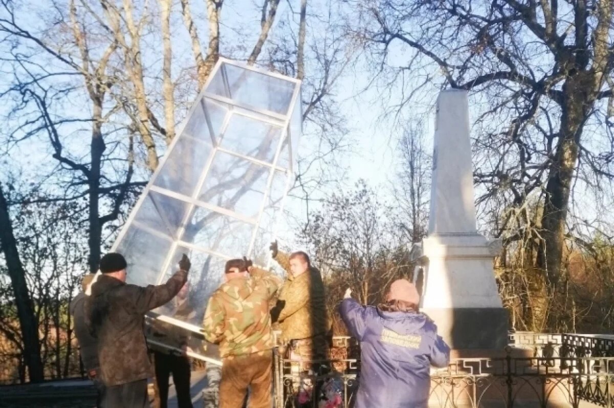    С памятника на могиле Пушкина в Пушгорах сняли защитный футляр