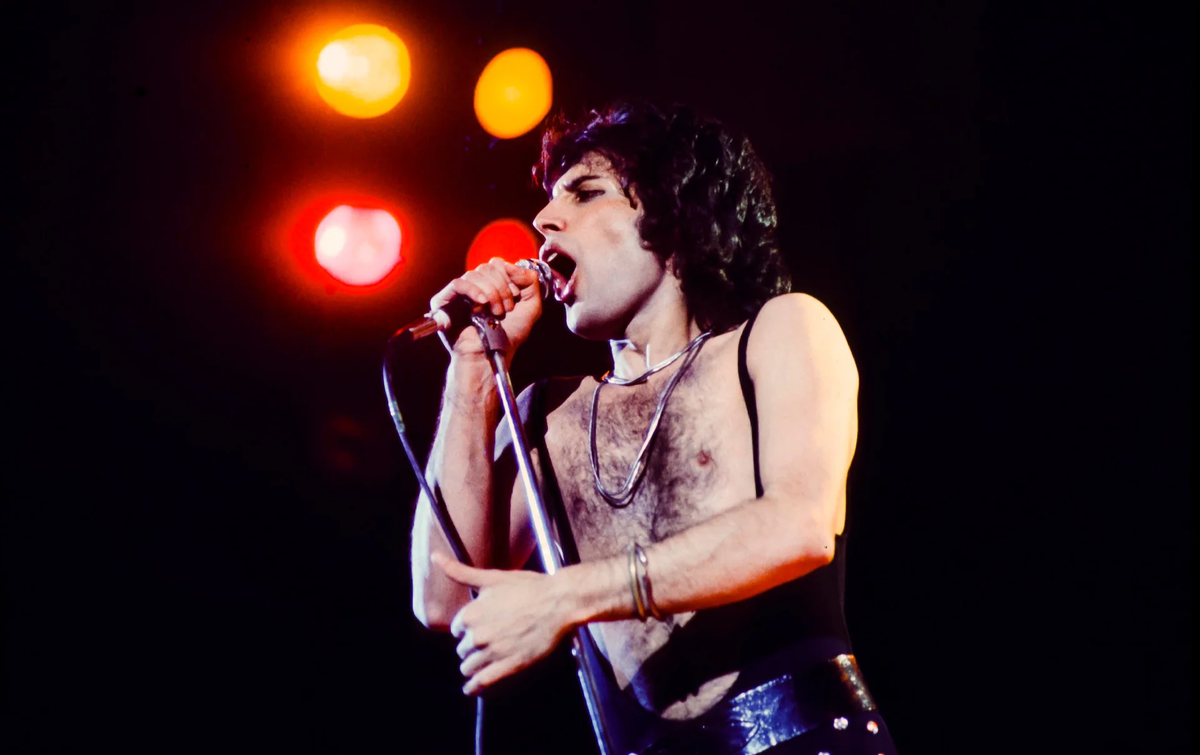 Фредди Меркьюри выступает с группой Queen в концертном зале Forum в Лос-Анджелесе, 1977 год. Фото: Армандо Галло