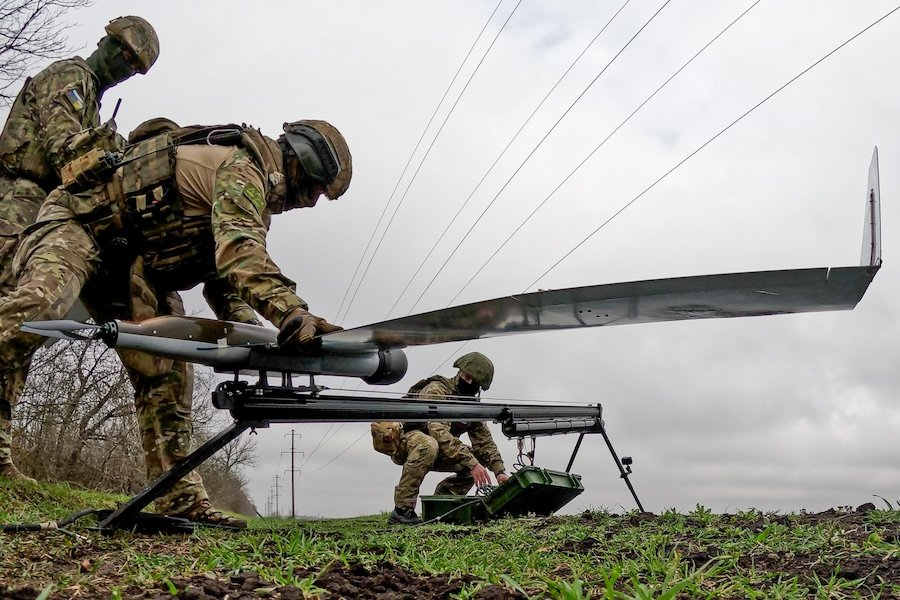 Военнослужащие подразделения беспилотных систем 98-й дивизии ВДВ в составе группировки войск "Днепр" во время работы расчета разведывательного БПЛА ZALA в зоне СВО - Фото: Алексей Коновалов/ТАСС